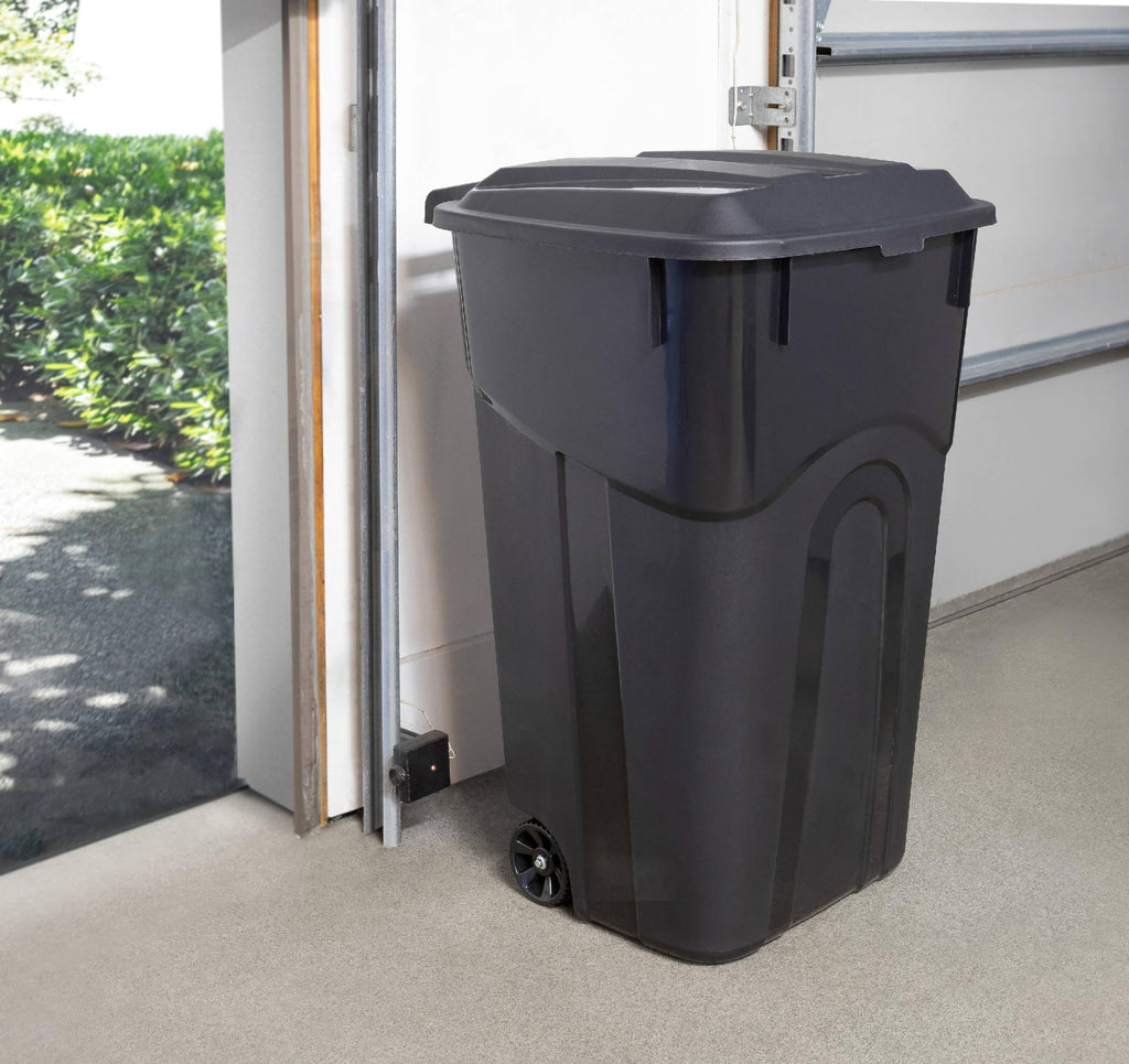 32 Gallon Wheeled Heavy Duty Plastic Garbage Can with Attached Lid G5733
